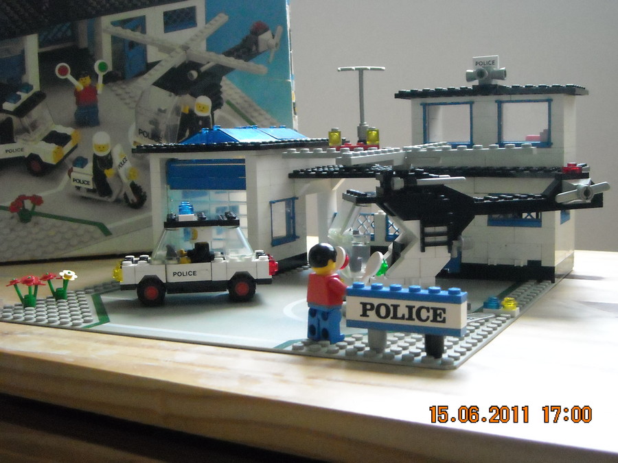 LEGO  City  6384 Police Station  1983
