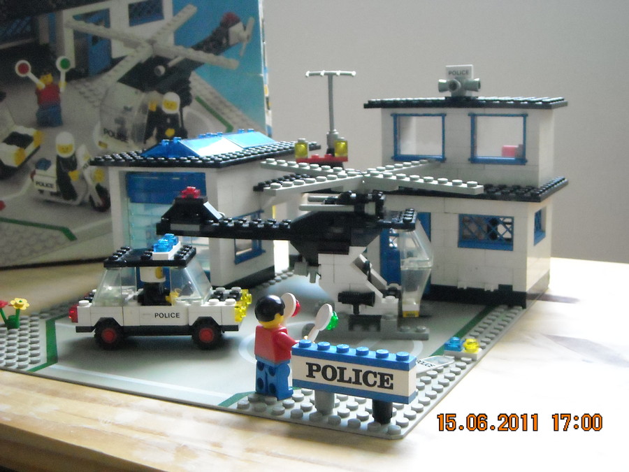 LEGO  City  6384 Police Station  1983