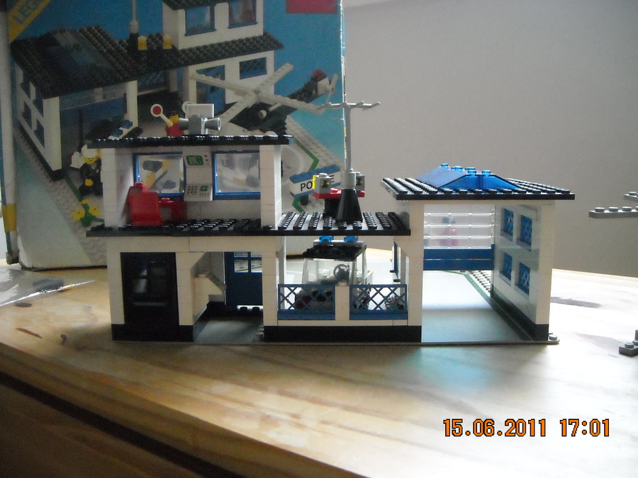 LEGO  City  6384 Police Station  1983