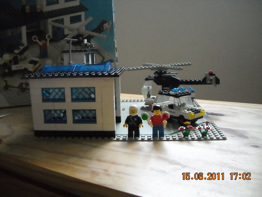 LEGO  City  6384 Police Station  1983