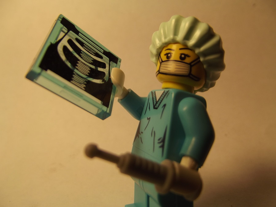 Sebész minifigura